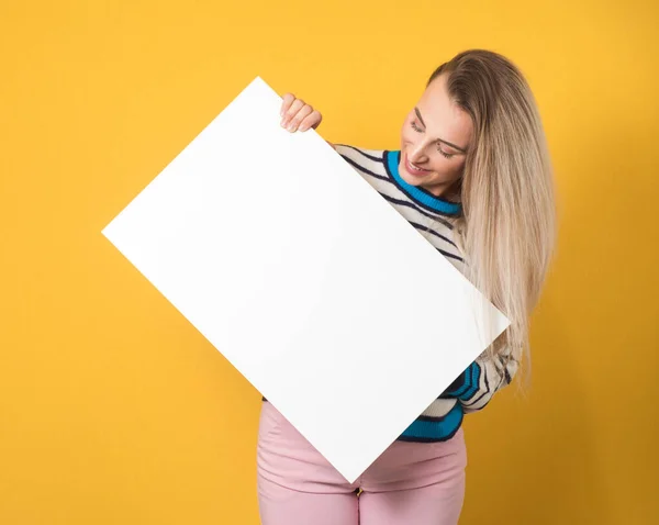 Promoterinnen Mit Weißem Brett Isoliert Auf Gelbem Hintergrund Hübsches Mädchen — Stockfoto