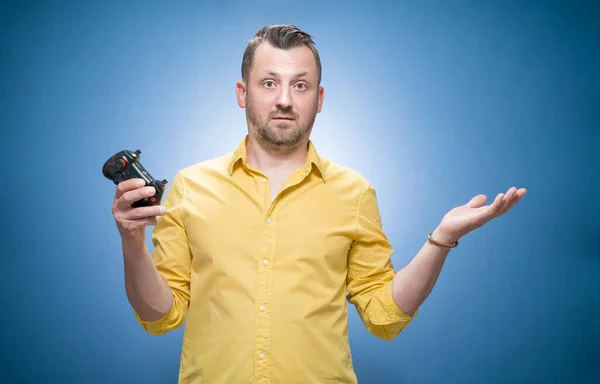 Homem Encolhe Ombros Com Controlador Jogo Incerteza Joystick Não Pode — Fotografia de Stock