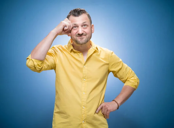 Pensive Mladý Muž Přes Modré Pozadí Šaty Žluté Košili Sám — Stock fotografie