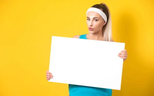Surpreendido Promovendo Mulheres Segurando Placa Branca Isolado Fundo Amarelo Vitalidade — Fotografia de Stock