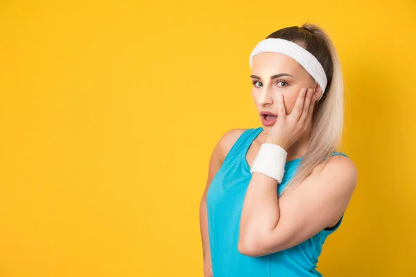 Sorprendido Joven Fitness Mujer Mirando Lado Aislado Sobre Fondo Amarillo —  Fotos de Stock