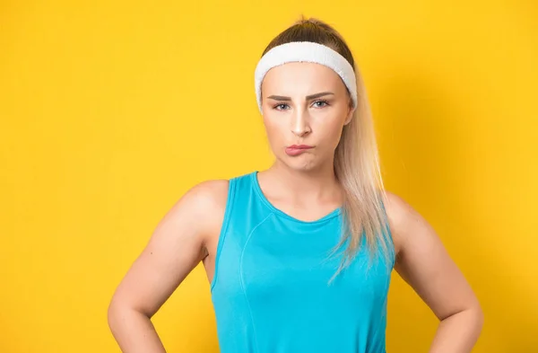 Joven Deportista Confusa Aislada Sobre Fondo Amarillo Una Chica Fitness —  Fotos de Stock