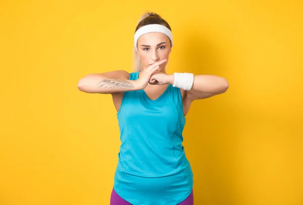 Fitness Žena Připravena Fyzické Cvičení Izolované Žlutém Pozadí Půl Délky — Stock fotografie