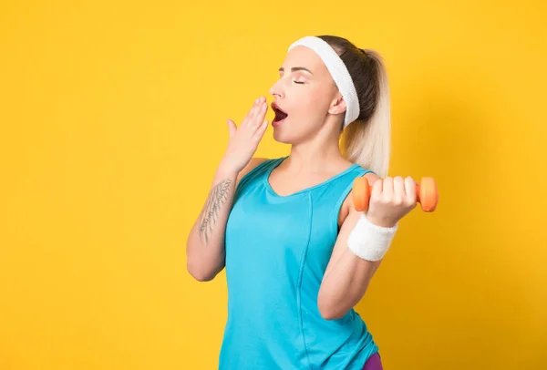 Mujer Somnolienta Fitness Tratar Entrenar Bíceps Con Mancuerna Perezosa Chica — Foto de Stock