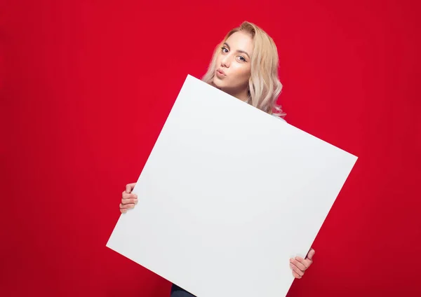 빨간색 배경에 보드를 여성을 놀라게 텍스트에 공간을 게시판을 보여주는 스튜디오 로열티 프리 스톡 사진