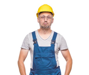 Kafası karışmış orta yaşlı inşaat işçisi, beyaz arka planda izole edilmiş. Suratı asık bir tamirci. Stüdyo çekimi