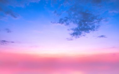 Gün batımı bulutları. Koyu mavi-pembe-turuncu gökyüzünün gün batımında kabarık bulutlar. Güzel bir gün doğumu. Rüya gibi bir akşam.