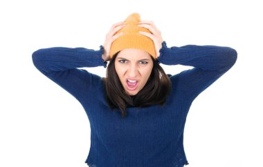 Kafasında elleri olan ve beyaz arka planda izole bir şekilde kameraya bakarken saçlarını yolan üzgün genç bir kadın. Stüdyo çekimi