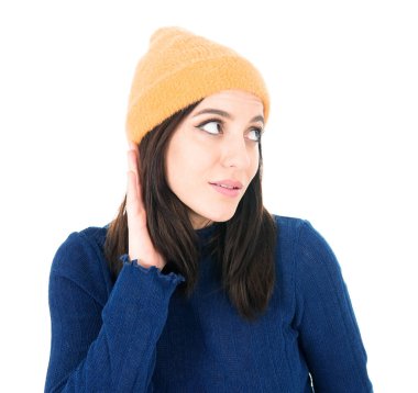 Kulağının yanında avuç içi tutan bir kadın ilginç bir şey dinlemeye çalışıyor, beyaz arka planda izole edilmiş. Dedikodu konsepti. Stüdyo çekimi