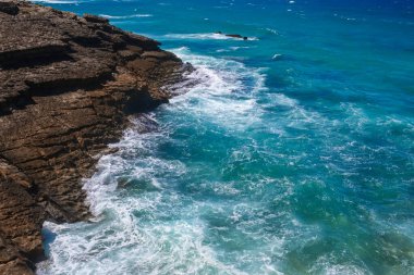 Kıyı ve deniz, güzel kayalık kıyılar. Taşlaşmış sahil ve mavi okyanus tatlı su. Atlantik Okyanusu.