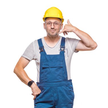 Beni ara, inşaat işçisi beyaz arka planda izole bir şekilde kameraya bakarken telefonla konuşurken el kol hareketi yapıyor. Telefonda orta yaşlı bir inşaat işçisi. Stüdyo çekimi