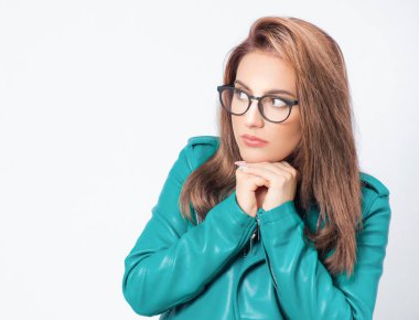 Nostalji konsepti. Yan bakan, yeşil deri ceketli, beyaz arka planda soyutlanmış genç bir kadın. Stüdyo çekimi