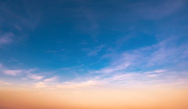 Gün batımı bulutları. Koyu mavi-pembe-turuncu gökyüzünün gün batımında kabarık bulutlar. Güzel bir gün doğumu. Rüya gibi bir akşam.