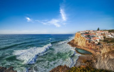 Azenhas do Mar köyünün güzel kıyı şeridi duvar kâğıdı. Lizbon yakınlarındaki bir yer, Portekiz. Harika sahil günbatımında inanılmaz bir manzara. Atlantik Okyanusu 'nun nefes kesici manzarası.