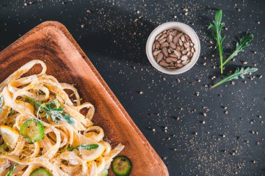 Ekşi kremalı ve otlu makarna. Tagliatelle, spagetti. Lezzetli yemek. Vejetaryen yemeği.