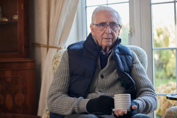 Πορτρέτο Του Ηλικιωμένου Άνδρα Φορώντας Επιπλέον Ρούχα Ζεστό Ρόφημα Προσπαθώντας — Φωτογραφία Αρχείου