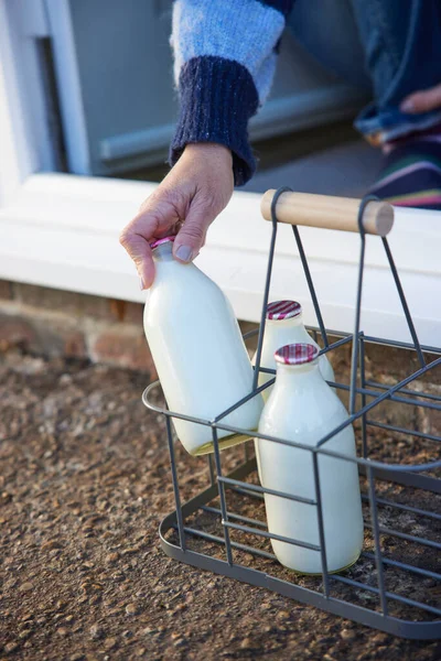 Человек Берущий Бутылку Молока Порога Дома Шаг — стоковое фото
