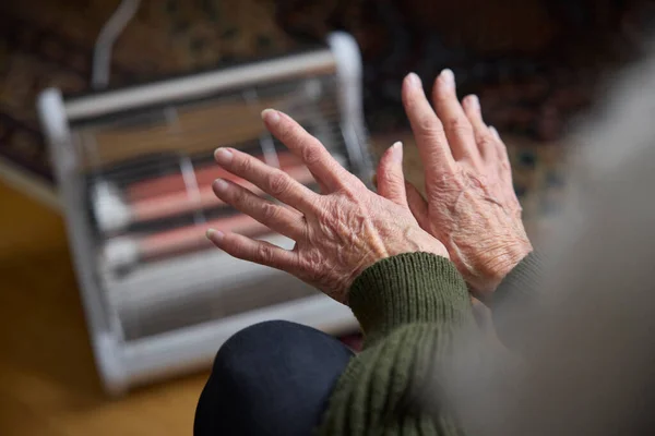 Close Senior Mulher Aquecendo Mãos Aquecedor Elétrico Cosyt Crise Energia — Fotografia de Stock