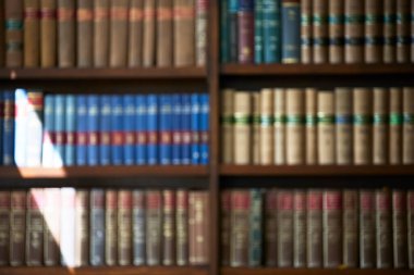 Avukat ya da avukatlık bürosundaki raftaki hukuki kitapların dağıtılması