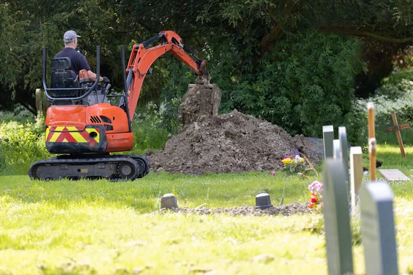 Túmulo Escavação Homem Pátio Pronto Para Funeral Pequeno Com Escavador — Fotografia de Stock