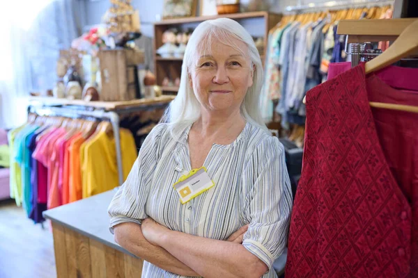 Портрет Старшої Жінки Добровольця Працює Благодійному Магазині Або Торговому Магазині — стокове фото