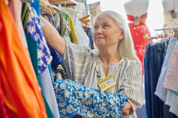 Старша Жінка Доброволець Працює Благодійному Магазині Або Торговому Магазині Використовується — стокове фото