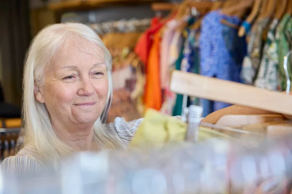 Seniorin Kauft Gebrauchte Nachhaltige Kleidung Second Hand Charity Shop Oder Stockfoto