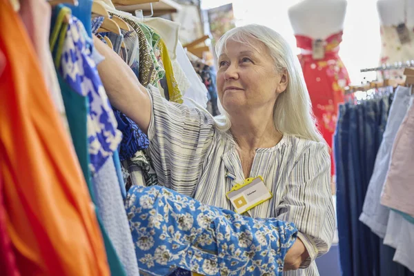 Voluntaria Senior Trabajando Tienda Caridad Tienda Thrift Vendiendo Ropa Usada Fotos De Stock