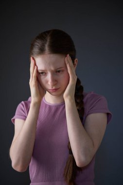 Stresli Genç Kızın Alçak Anahtar Stüdyo Portresi Akıl Sağlığı Sorunları veya Zorbalık Hakkında Endişeli