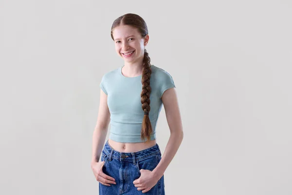 Studioporträt Eines Glücklich Lächelnden Und Selbstbewussten Teenagers Der Die Kamera Stockfoto