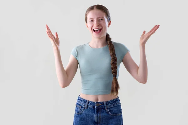 Studioporträt Eines Glücklich Lächelnden Und Selbstbewussten Teenagers Mit Ausgestreckten Armen lizenzfreie Stockfotos