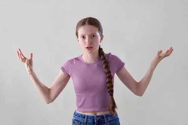 Studioporträt Eines Wütenden Und Frustrierten Teenagers Der Die Kamera Blickt lizenzfreie Stockbilder
