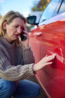 Mutsuz Olgun Olmayan Kadın Sürücü Araba Hasarlı Kazadan sonra Cep telefonundan Sigorta Şirketi 'ni aradı