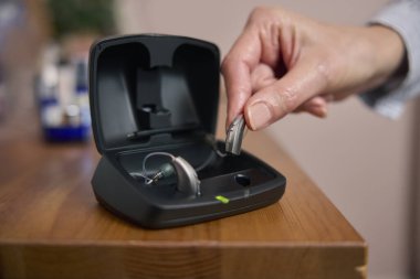 Evdeki kablosuz işitme cihazı ya da kablosuz işitme cihazını alan kişiyi kapat