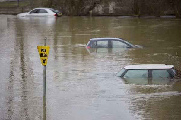 Verlassene Autos Versinken Flutwasser Auf Parkplatz Oxfordshire Januar 2024 Stockfoto