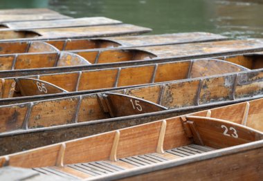 Oxford İngiltere 'sinde Cherwell nehrine demirlenmiş ahşap şamandıralara yakın.