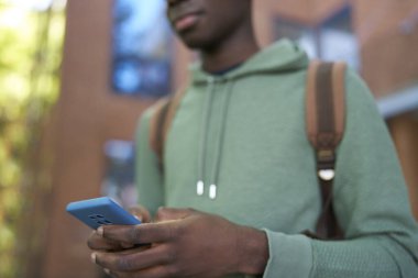 Erkek lisesi ya da üniversite öğrencilerinin sosyal medyayı ya da cep telefonu binasının dışındaki mesajları denetlemesi                               