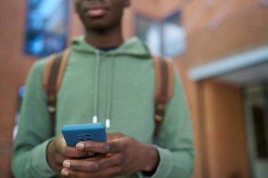  Erkek lisesi ya da üniversite öğrencilerinin sosyal medyayı ya da cep telefonu binasının dışındaki mesajları denetlemesi      