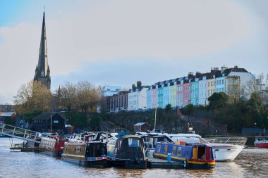 Bristol İngiltere 'nin Redcliffe bölgesindeki rıhtımda demirlemiş tekneler Redcliffe Doğu Geçit Töreni' ndeki Pastel Renkli Evlere doğru bakıyor.