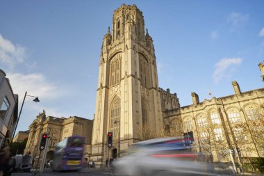  Bristol İngiltere 'deki Üniversite Binaları' nın Önplanda Trafiği Olan İstekliler Anıtı 'nın Dış Hattı