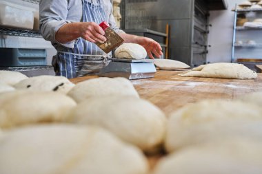 Fırında kendi somunlarını yapmak için hamur kesme ve tartmayı kapat.                               