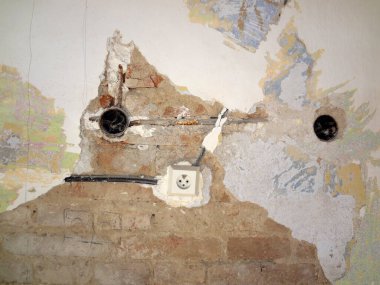 Eski evin yeniden inşası ve farklı dönemlerden kalma kablolar.