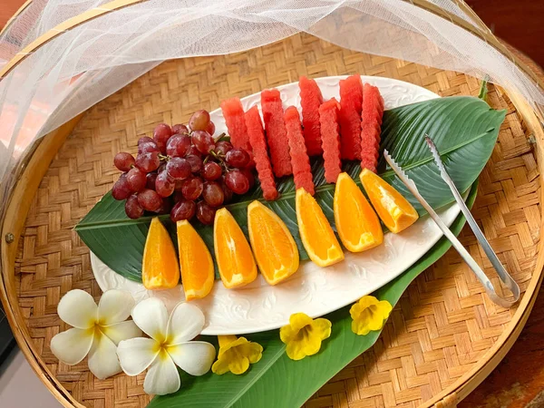Frische Früchte Orange Rote Trauben Wassermelone Stücke Geschnitten Auf Grünem — Stockfoto