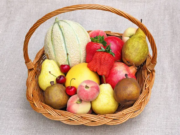 Hasır Sepetin Içinde Doğal Kumaş Arka Planında Farklı Renkte Meyveler — Stok fotoğraf