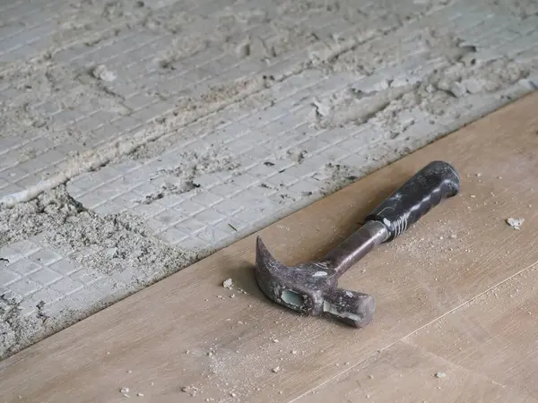 Nahaufnahme Eines Hammers Auf Staubigen Zerbrochenen Porzellanfliesen Die Den Betonboden — Stockfoto