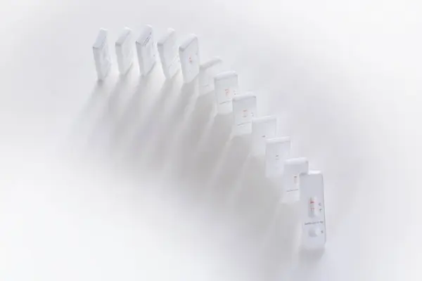 Domino Effekt Des Antigen Test Kits Atk Für Covid Ergebnisse — Stockfoto
