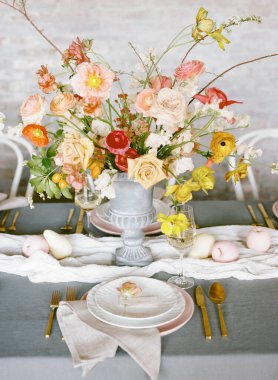 Bahar çiçeklerinin çetrefilli aranjmanı güzel bir yemek masasında göz kamaştırıcı bir süs oluşturuyor. Pastel renkler ve zarif yemekler davetkar atmosferi arttırır..