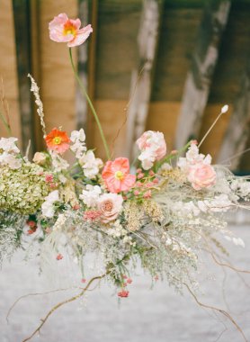 Pembe ve beyaz tonlarda narin çiçekler zarif bir şekilde düzenlenir, kırsal bir zemine karşı dokular ve renkler sergilenir. Dekorasyon için mükemmel..