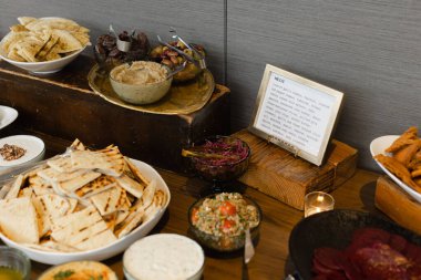 Çeşitli geleneksel yemekler ahşap bir masada güzelce düzenlenir..