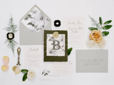 Çok güzel düzenlenmiş bir düğün süitinde çiçek desenleri ve kişiselleştirilmiş unsurlar sergileniyor. Ayarlar yumuşak renkler ve zarif aksanlar içeriyor. Romantik bir olay için mükemmel..